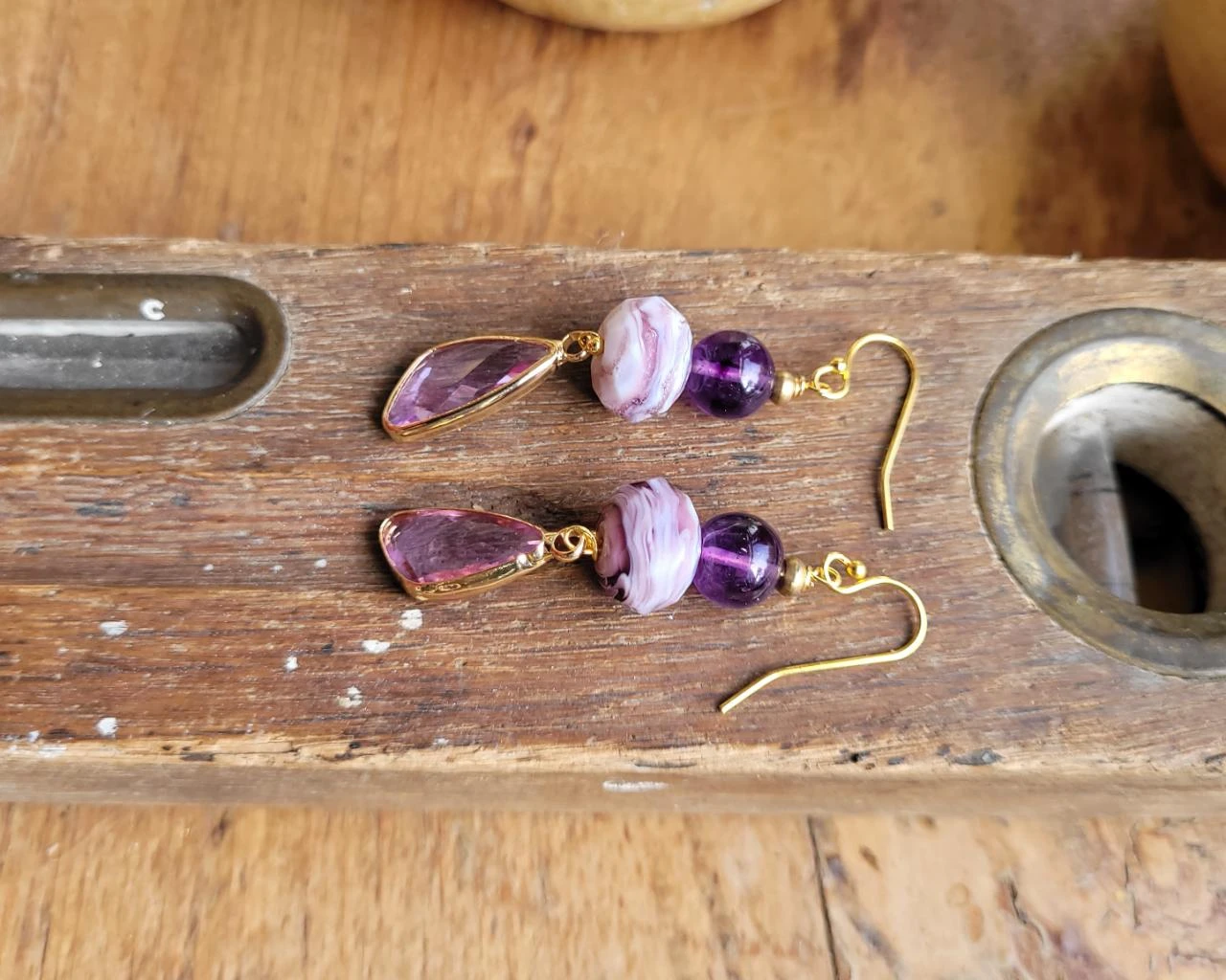 Boho chique oorbellen met amethistkralen, gefacetteerde glaskralen .. – photo 5